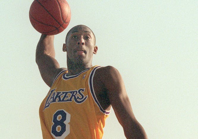 Kobe Bryant in een reclameshoot voor Adidas op Will Rogers State Beach in 1996. Foto's © Getty Images.