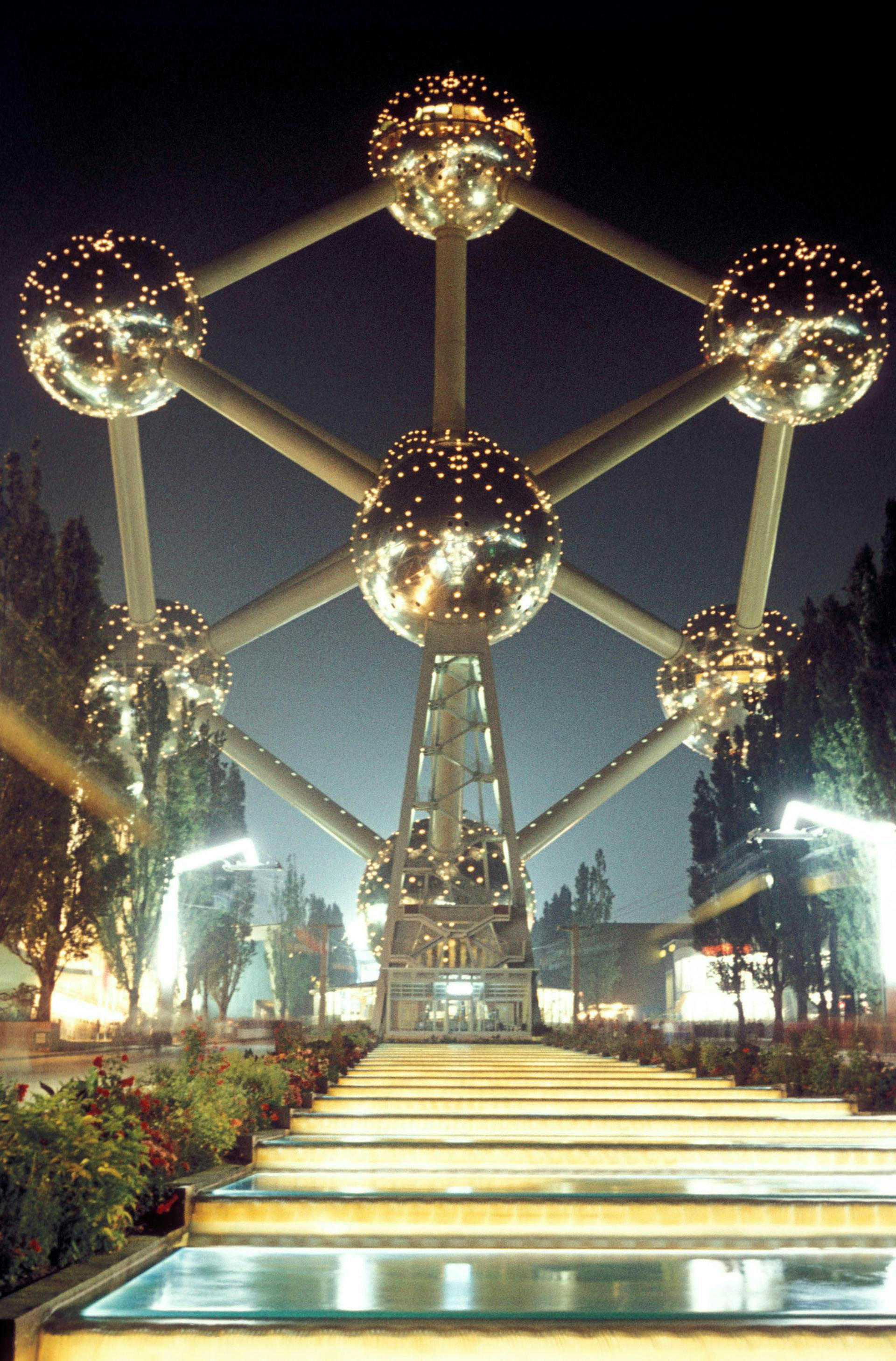 bruxelles,landmark,lighting,strange,unusual,a050-00041,25,11,241 chandelier lamp lighting