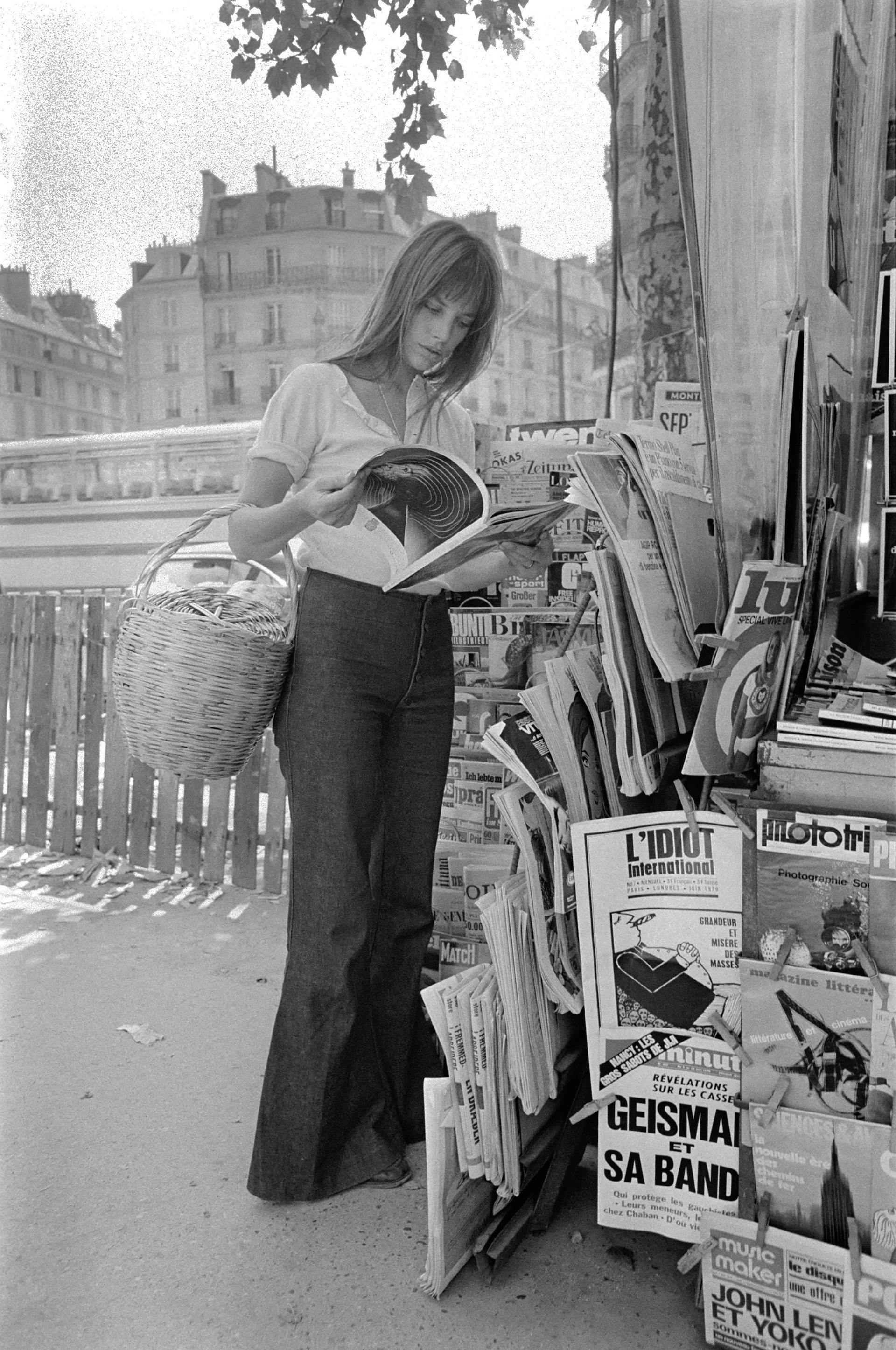 magazine:cb2,women:cb2,actress:cb2,street:cb2,basket:cb2,france: person human newsstand shop
