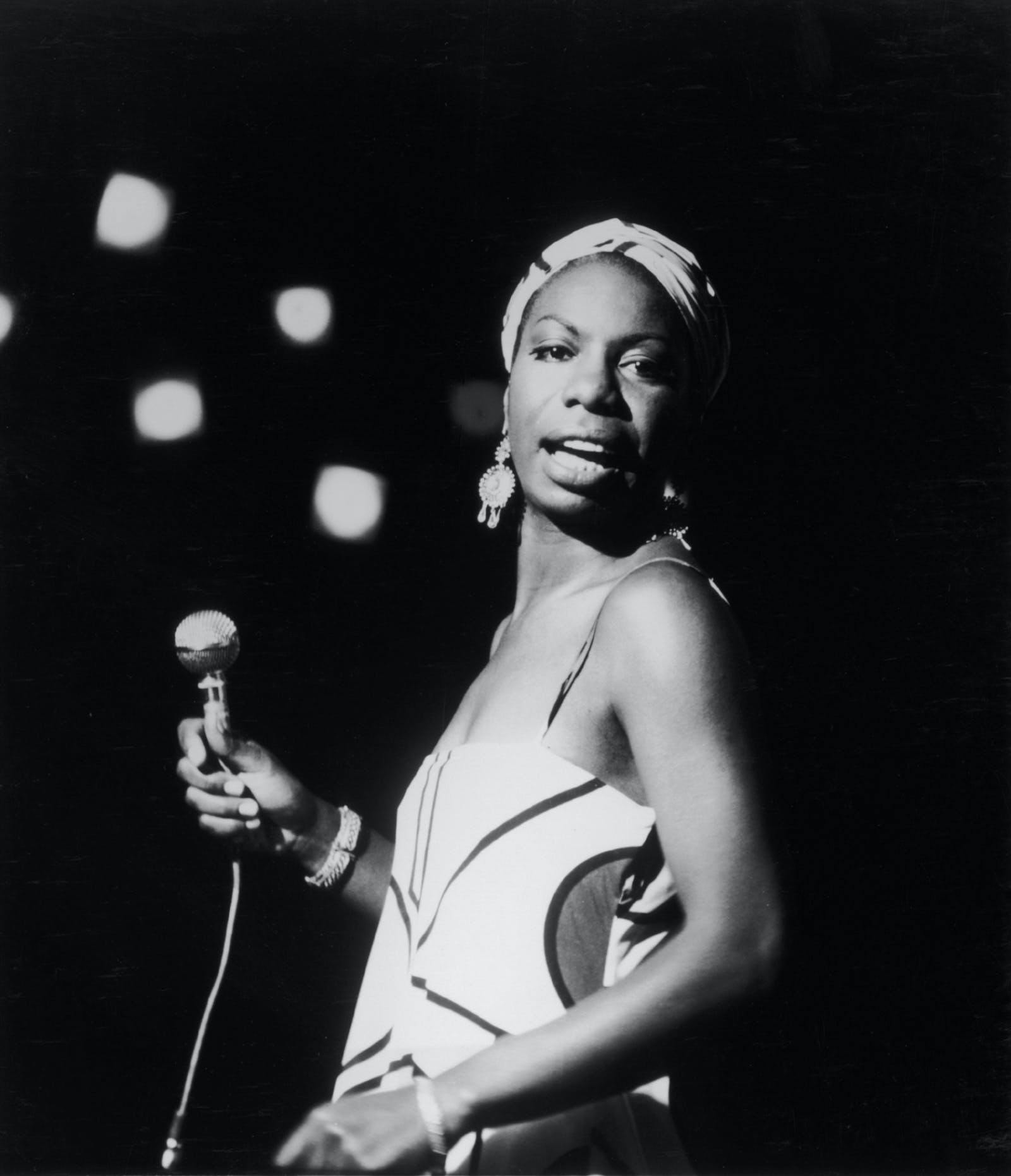 black & white;format portrait;female;microphone;music;jazz;concert;blues;personality;american;north america;?g2416/066 person human skin finger