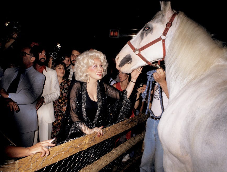 Dolly Parton porte un ensemble noir scintillant lors des festivités du Studio 54.