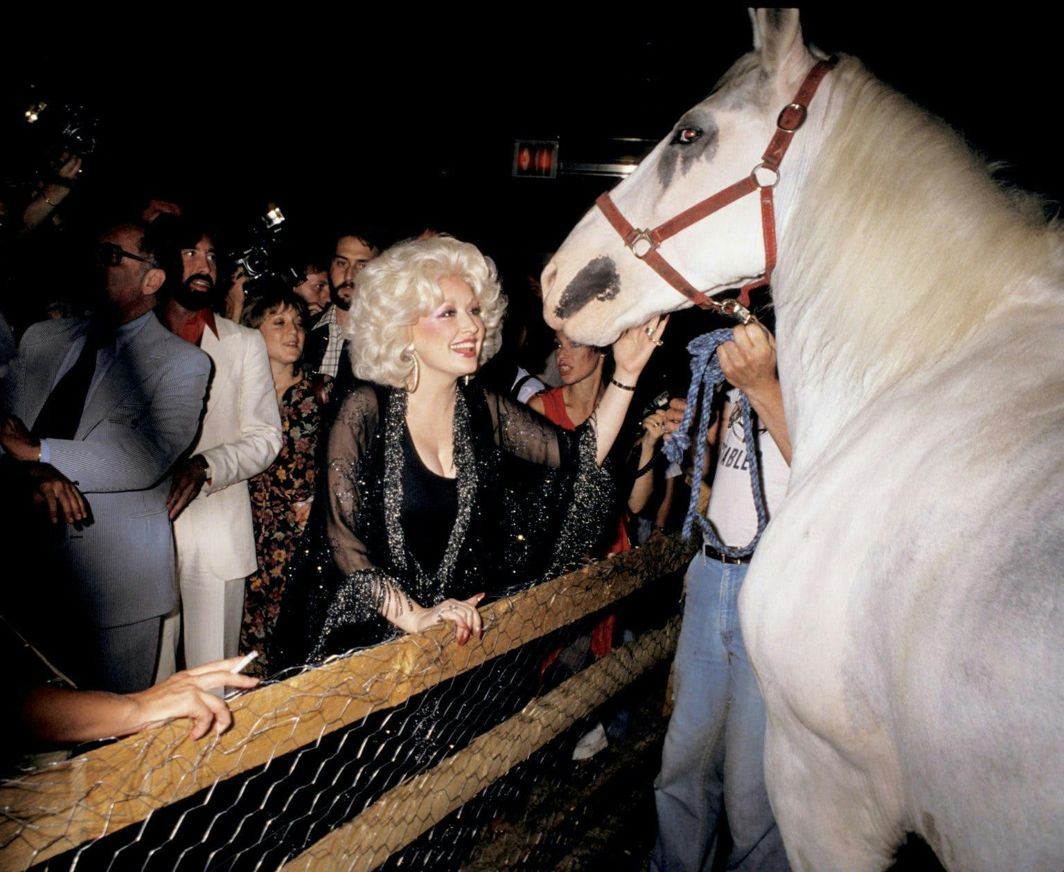 Dolly Parton porte un ensemble noir scintillant lors des festivités du Studio 54.