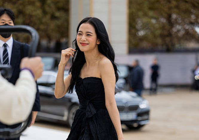 Jisoo assiste au défilé Dior printemps-été 2023 lors de la Fashion Week de Paris