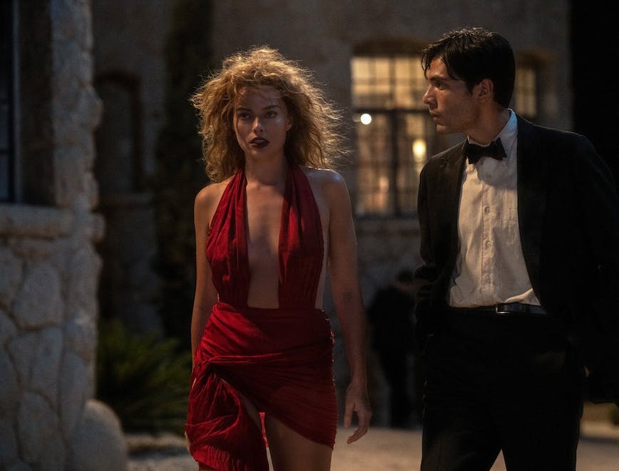 Margot Robbie plus sexy que jamais en robe rouge dans "Babylon" de Damien Chazelle.