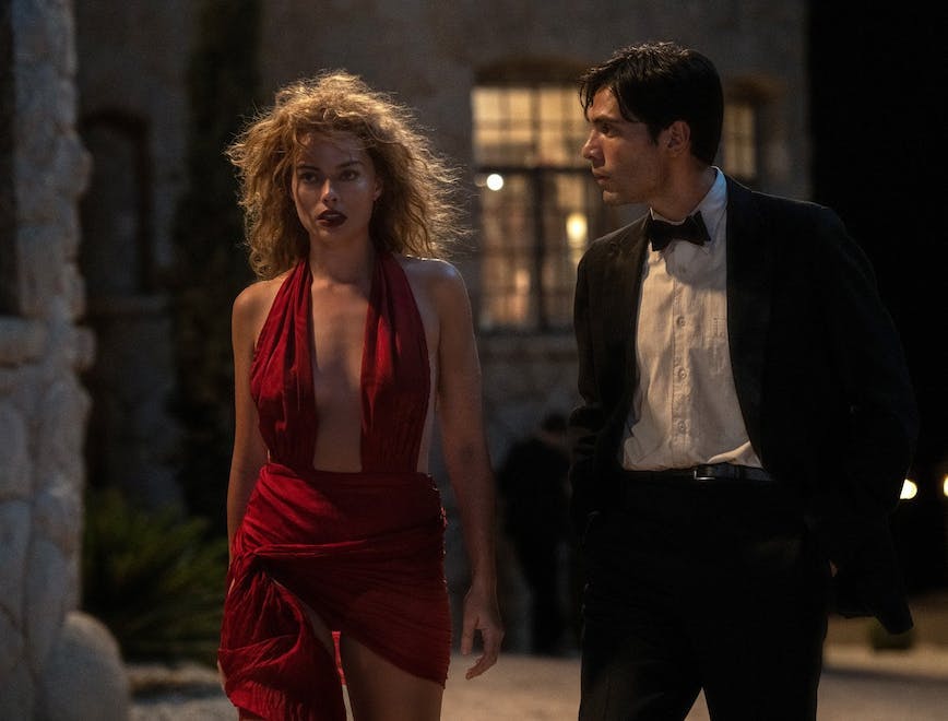 Margot Robbie plus sexy que jamais en robe rouge dans "Babylon" de Damien Chazelle.
