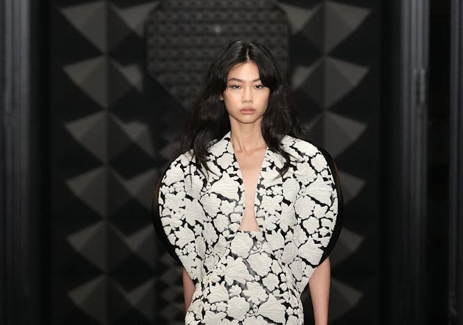 Jung Ho-Yeon défile pour Louis Vuitton Automne/Hiver 2023