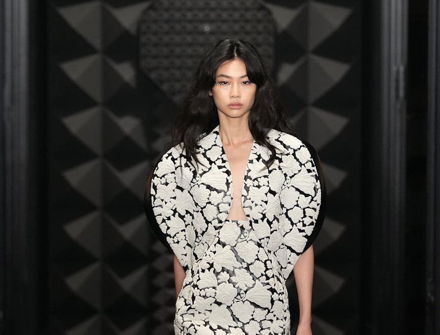 Jung Ho-Yeon défile pour Louis Vuitton Automne/Hiver 2023