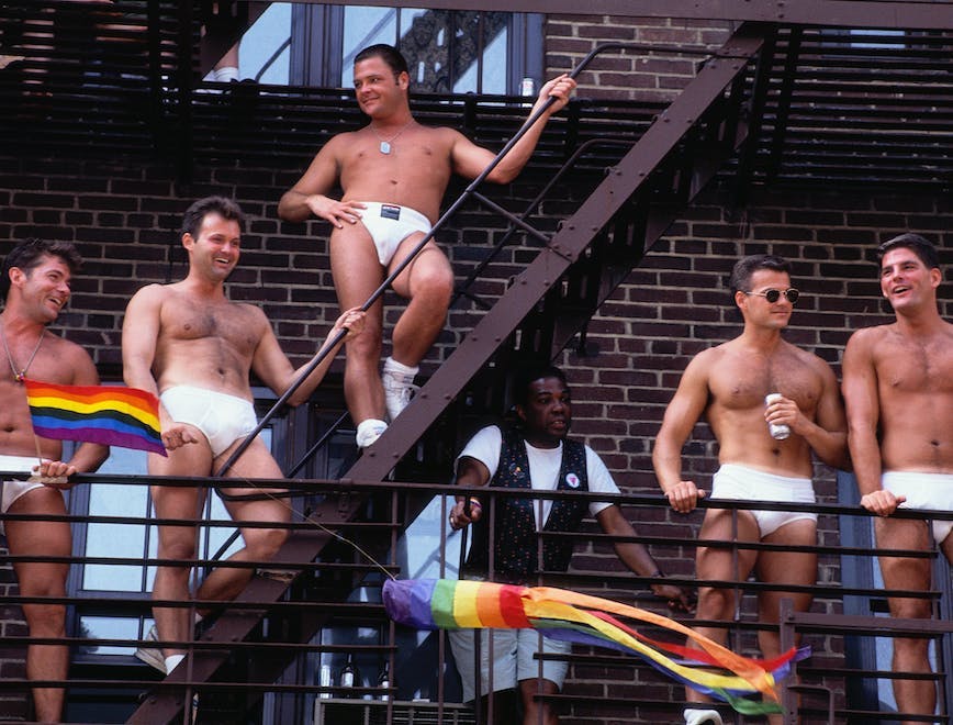 Des hommes torse nu sur un escalier de secours à Manhattan pendant la Pride, le 27 juin 1993.
