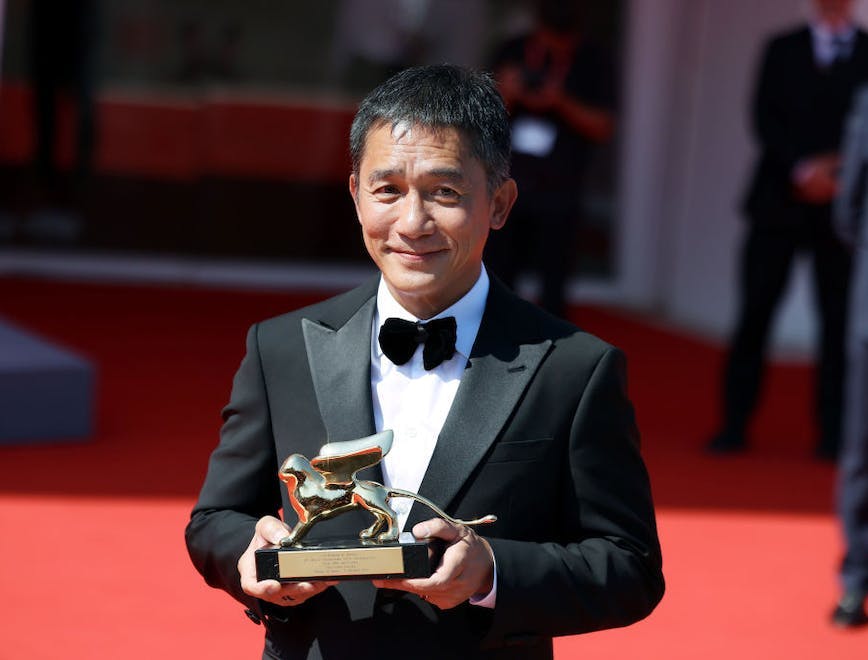 Tony Leung reçoit le Lion d'or pour l'ensemble de sa carrière à la Mostra de Venise 2023. © Getty Images