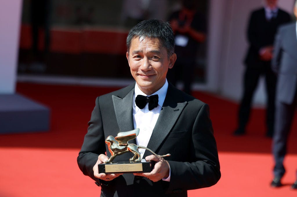 Tony Leung reçoit le Lion d'or pour l'ensemble de sa carrière à la Mostra de Venise 2023. © Getty Images