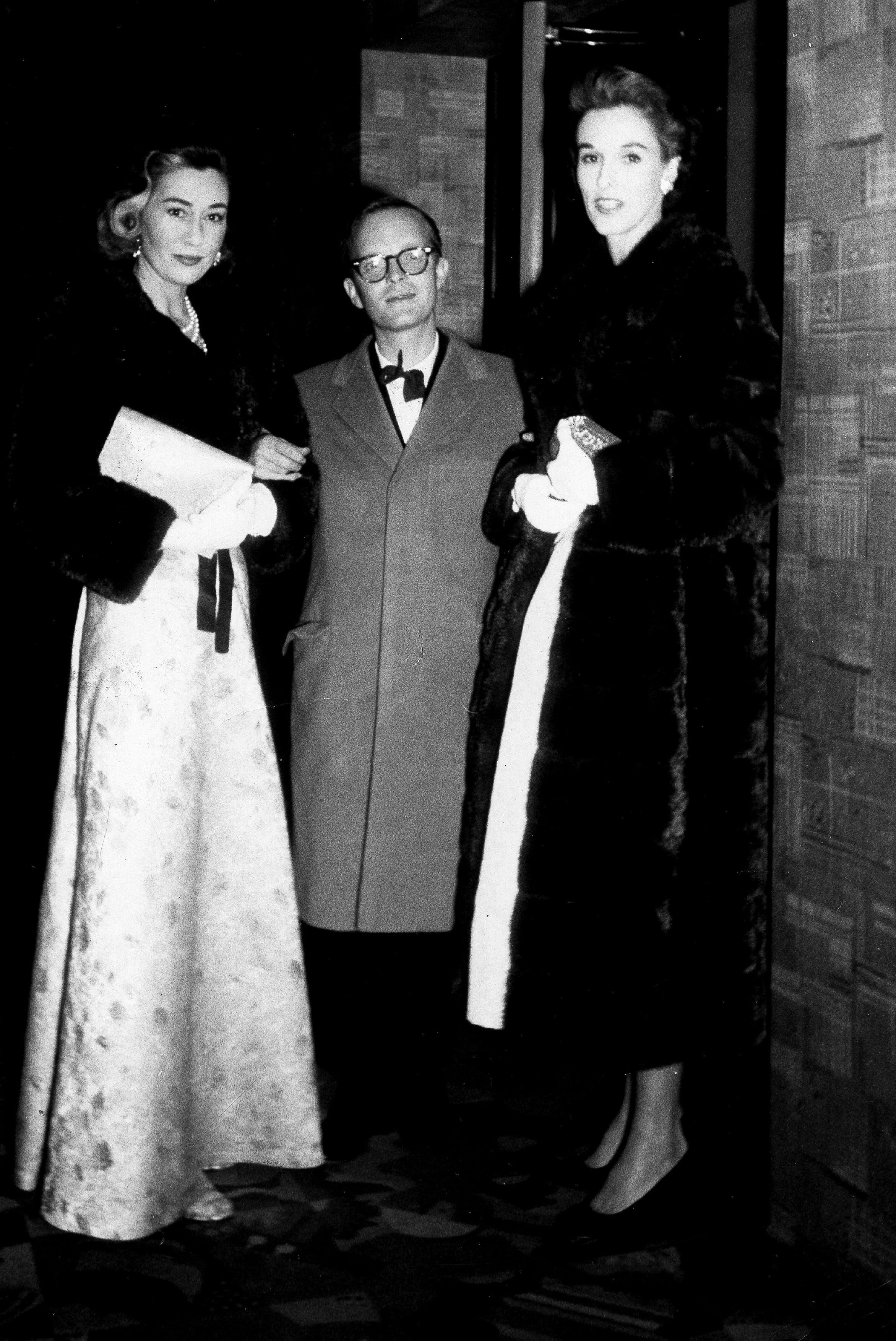 Truman Capote avec Jean Murray Vanderbilt et Babe Paley. © Ullstein Bild courtesy/Getty Images