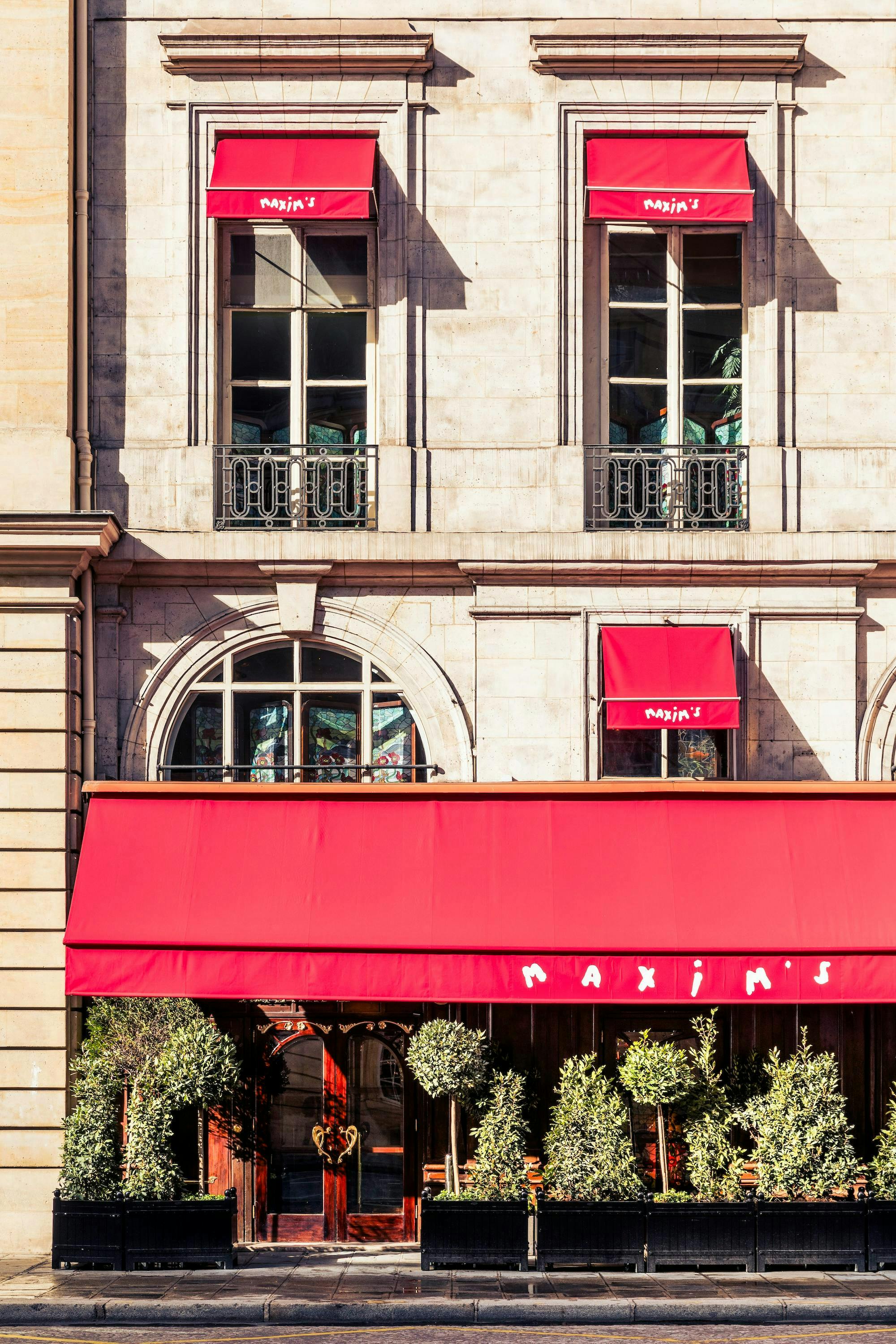 L'entrée principale de Maxim's sur la rue Royale. © Romain Ricard