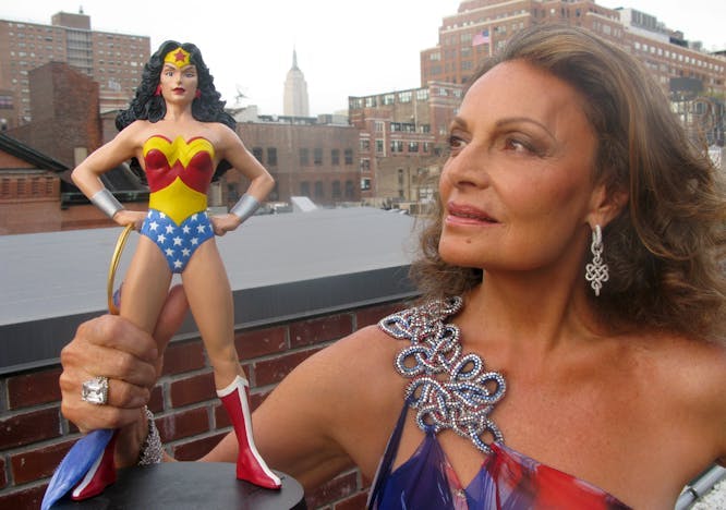 Diane von Fürstenberg in 2008 met een andere Wonder Woman.
