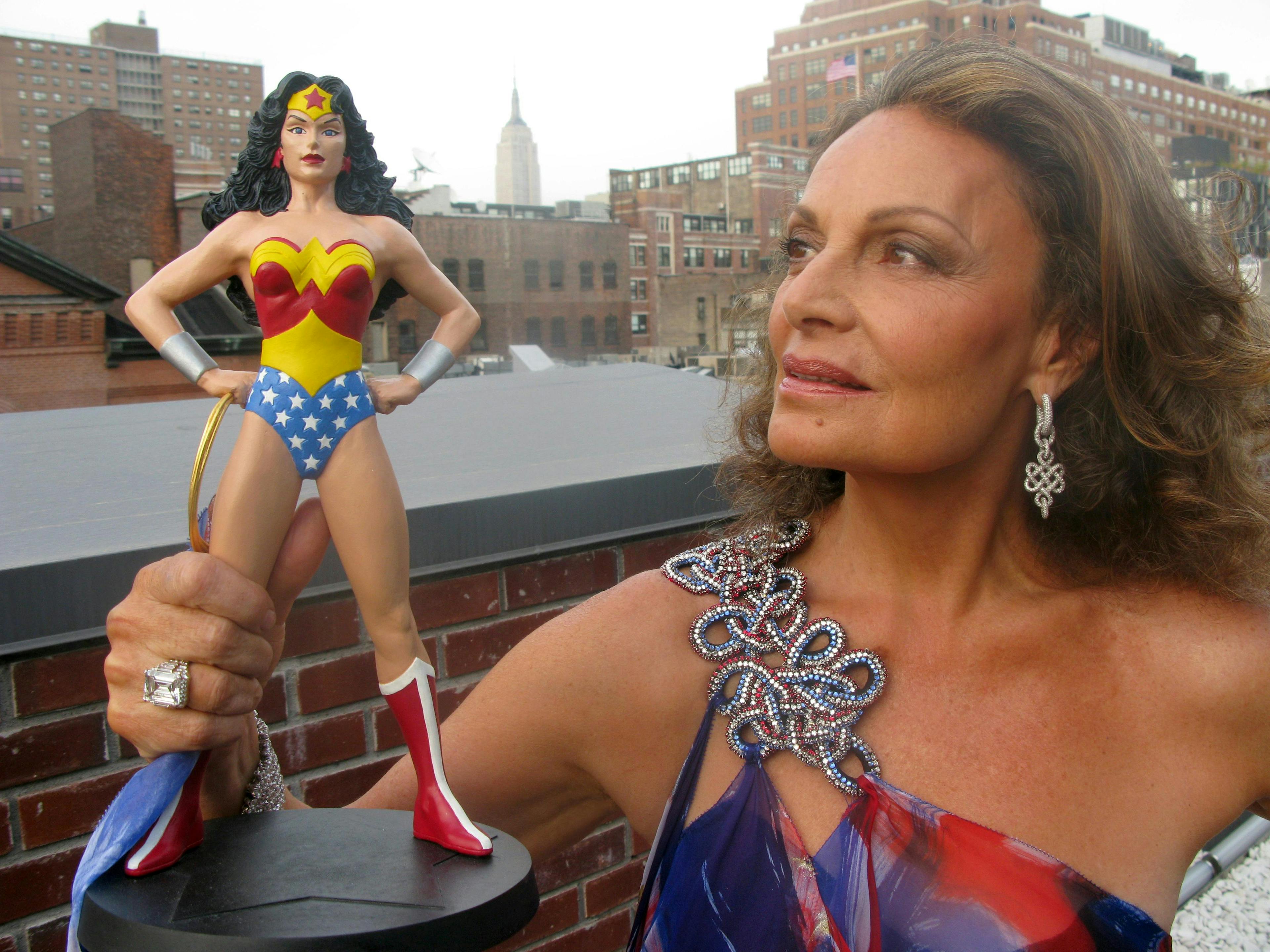 Diane von Fürstenberg in 2008 met een andere Wonder Woman.