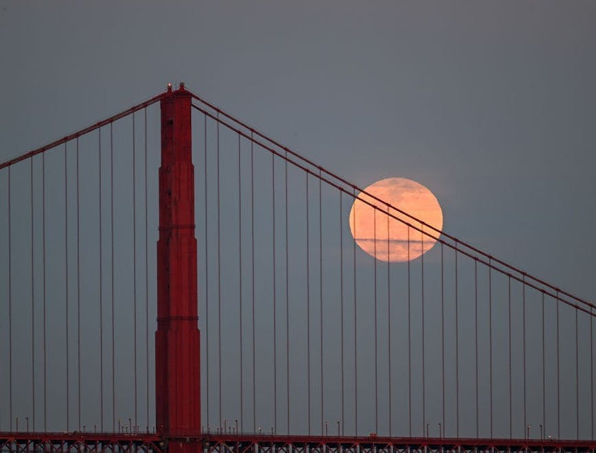 La pleine lune rose se lève sur le Golden Gate Bridge à San Francisco, en Californie, en avril 2023. © Getty Images