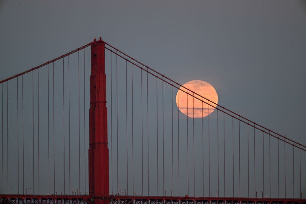 La pleine lune rose se lève sur le Golden Gate Bridge à San Francisco, en Californie, en avril 2023. © Getty Images